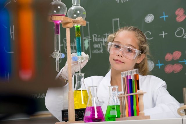 Výuka chemie na základní škole | foto: Fotobanka Profimedia