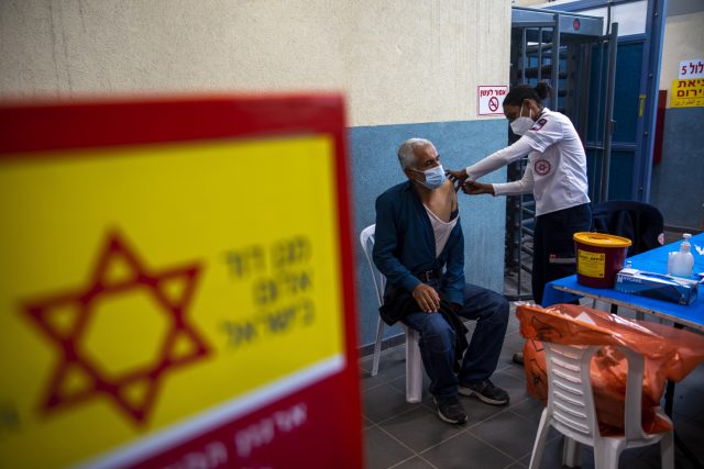 Palestinský dělník ve městě Meitar dostává vakcínu Moderna | foto: Oded Balilty,  ČTK/AP