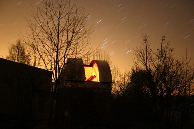 Souhvězdí Orion vycházející nad malou kopulí Hvězdárny v Úpici | foto: Marcel Bělík,  Hvězdárna v Úpici