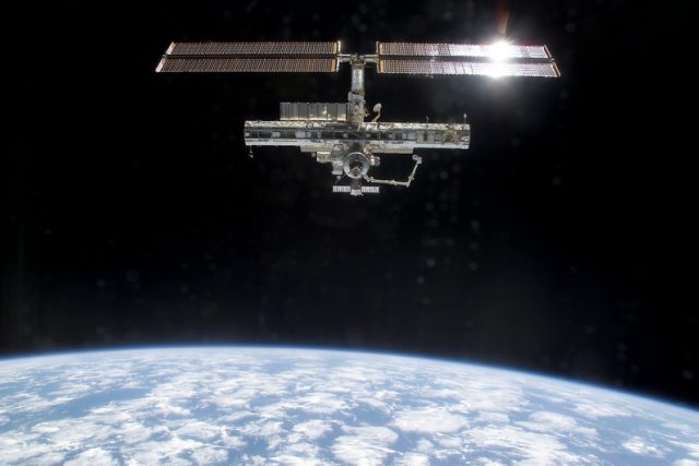 Haló,  haló,  volá vesmír! Čeští středoškoláci se živě spojili s astronautem na ISS | foto:  NASA