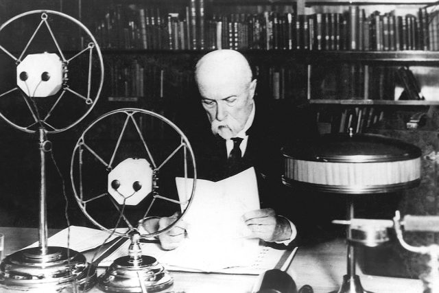 První československý prezident T. G. Masaryk promluvil v roce 1932 k americkým posluchačům. | foto:  Archiv ČRo
