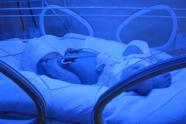 Péče o předčasně narozené děti je psychicky náročná. Jednoduchý není ani dlouhodobý pobyt v nemocnici | foto: Lucie Zemanová