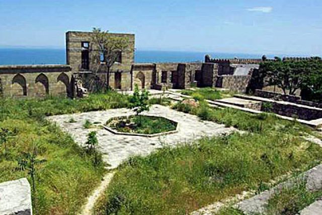 Kaspické moře z citadely v Derbentu | foto:  Ghirlandajo