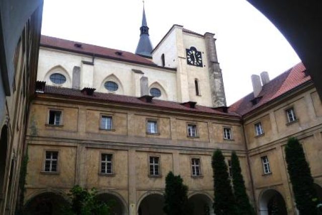 Pohled z Rajského dvora na kostel | foto: Václav Žmolík,  Český rozhlas