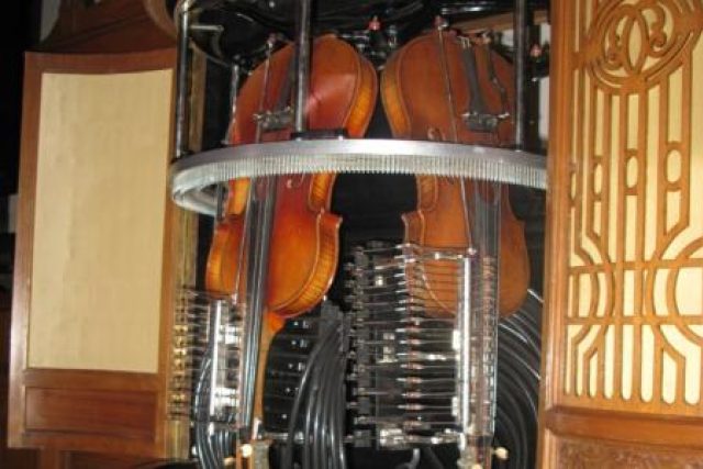 Stroj,  který hraje na housle | foto: Vojtěch Berger