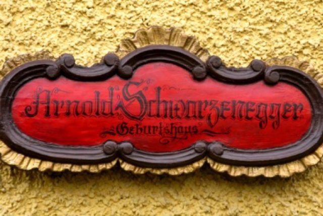 Vedle dveří Schwarzeneggerova rodného domu najdete samozřejmě cedulku s jeho jménem | foto: Vojtěch Berger