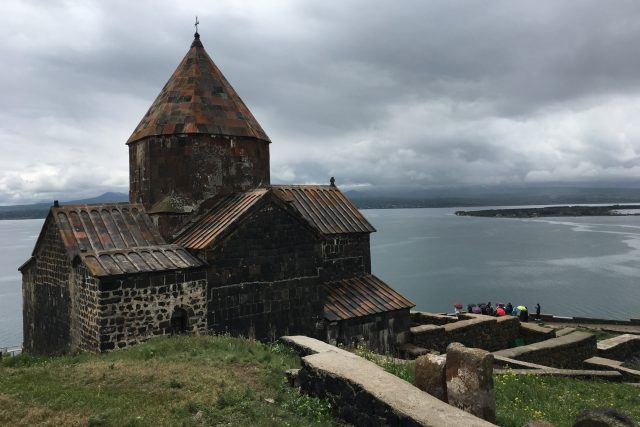 Z ostrova,  který je už dávno poloostrovem,  se otevírá panorama celého jezera Sevan | foto: Martin Dorazín,  Český rozhlas