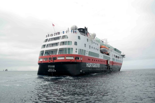 Novodobá jmenovkyně slavné polární lodi Fram dopravuje turisty z Argentiny k antarktickým břehům | foto: Tomáš Sniegoň