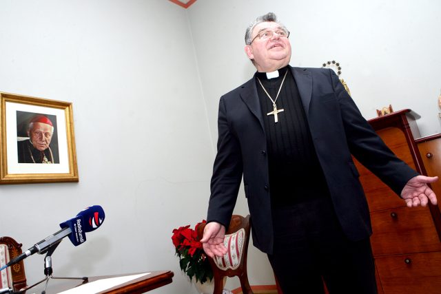 Arcibiskup Dominik Duka ve své pracovně po natáčení rozhlasové promluvy | foto: Tomáš Novák