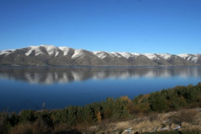 Sevanskému jezeru se právem říká Modré oko Arménie | foto: Pavel  Polák