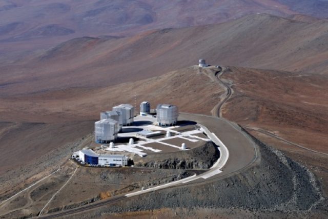 Observatoř Paranal v chilské poušti Atacama patří mezi největší na světě. Čtyři hlavní velké dalekohledy nesou jména Antu,  Kueyen,  Melipal a Yepun | foto:  ESO,  licence Creative Commons Attribution 3.0 Unported,  G. Hüdepohl