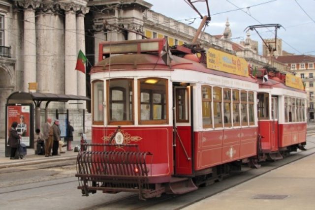 Červené tramvaje jsou určené výhradně pro turisty. Nastoupit se do nich dá na náměstí Praça do Comércio | foto: David Koubek,  Český rozhlas