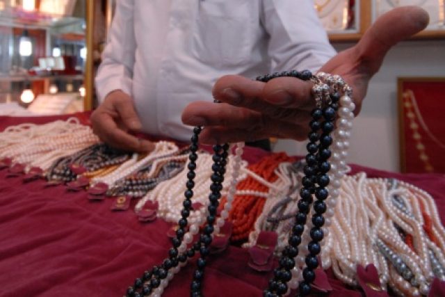 Prodavač v Kataru ukazuje sladkovodní perly z jihovýchodní Asie | foto: Břetislav Tureček,  Český rozhlas