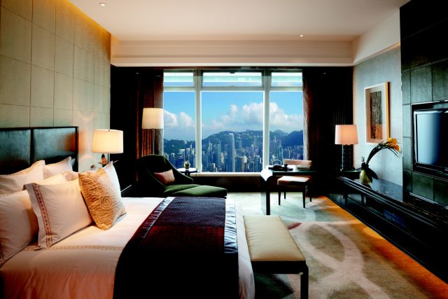 Za ubytování v luxusních pokojích nejvyššího hotelu světa platí klienti opravdu závratné sumy | foto:  The Ritz-Carlton,  Hong Kong