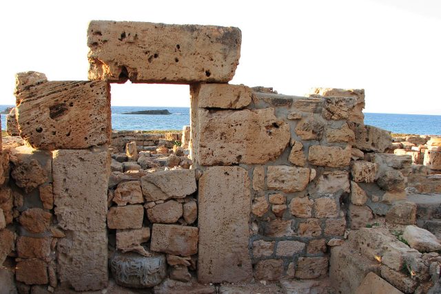 Na cestě za římskými vykopávkami na libyjském pobřeží se neobejdete bez tištěného průvodce | foto: Martin Dorazín,  Český rozhlas