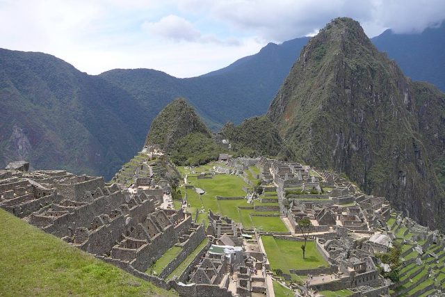 Machu Picchu  (kečujsky Stará hora) s branou na inckou stezku za zády,  uprostřed posvátné místo,  v pozadí Wayna Picchu  (kečujsky Mladá hora) | foto: David Koubek,  Český rozhlas