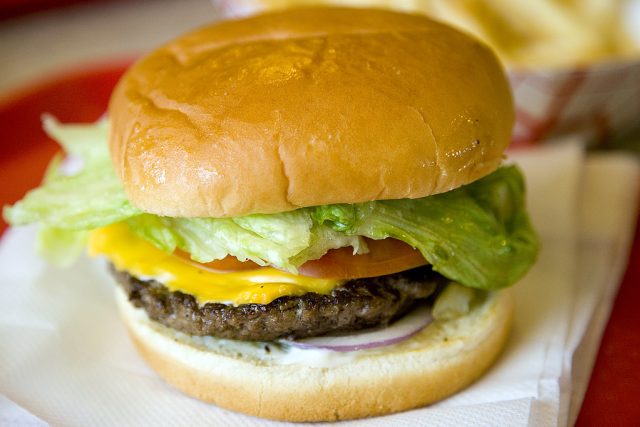 Hamburger  (ilustrační foto) | foto:  licence Creative Commons Attribution 2.5 Generic,   Pointnshoot