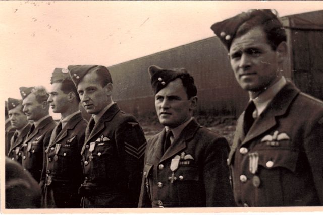 Arnošt Polák mezi jinými vyznamenanými prezidentem Edvardem Benešem na letišti Beaulieu v roce 1943 | foto: Milan Kocourek,  repro ,  Arnošt Polák