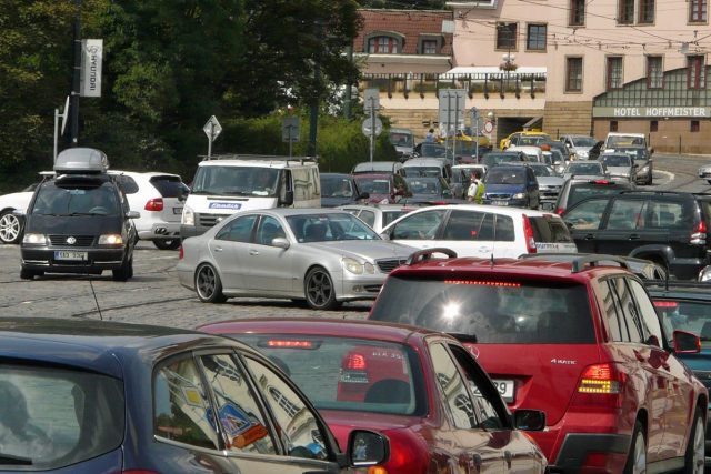 Pražská křižovatka v dopravní špičce  (ilustrační foto) | foto: Ondřej Jánoška
