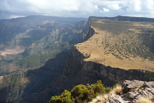 V etiopských horách se skrývají tajemné menhiry,  o jejichž smyslu se můžeme jen dohadovat | foto: Ondřej  Žváček