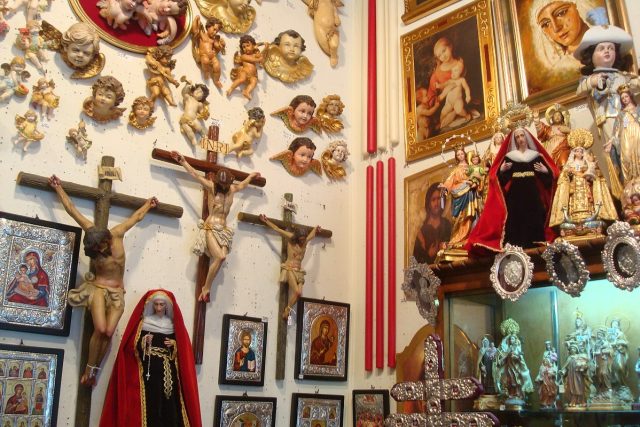 Na stěnách visí krucifixy i obrazy | foto: Ľubica Zlochová,  Český rozhlas