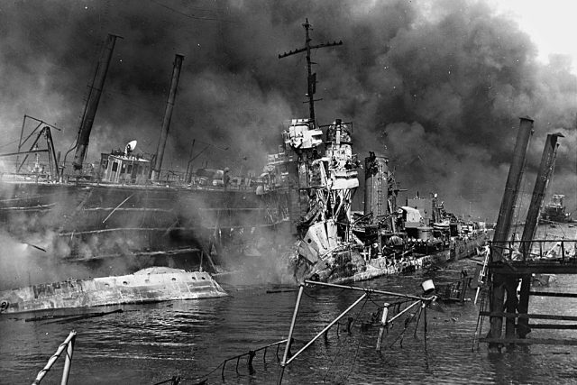Hořící trosky torpédoborce USS SHAW v Pearl Harboru po zásahu japonskými vzdušnými silami,  7. prosince 1941 | foto:  National Archives and Records Administration