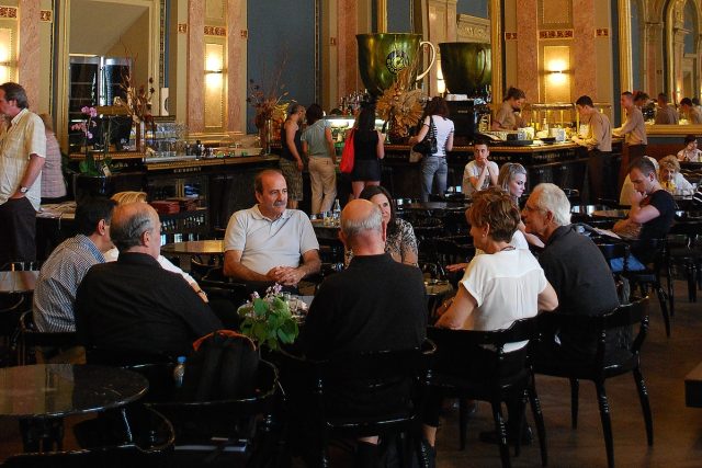 Kavárny v Budapešti lákají místní i turisty | foto: Jaroslav Skalický