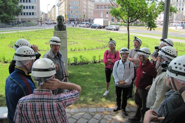 Zaměstnanec vídeňských kanalizací a průvodce v jedné osobě Herbert Stojaspal rozdává skupince turistů helmy s čelovými lampami | foto: Vojtěch Berger