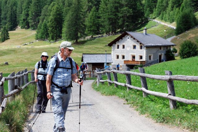 Když není ideální počasí pro pozorování oblohy,  můžou se turisté projít alpským údolím | foto: Jaroslav Skalický