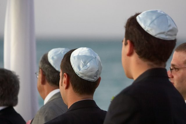 Židé s jarmulkami | foto:  CC BY 2.0,  David Berkowitz