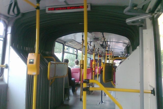 autobus MHD,  interiér | foto: Eva Odstrčilová