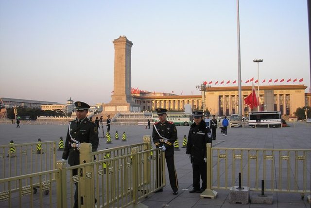 Náměstí nebeského klidu v Pekingu. Bezpečnostní opatření během sjezdu čínských komunistů | foto: Kateřina Procházková