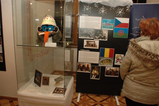 Předměty z Rumunska,  nahoře je vidět maska Cikána pro vánoční hru s kozou | foto: Jana Šustová,  Český rozhlas
