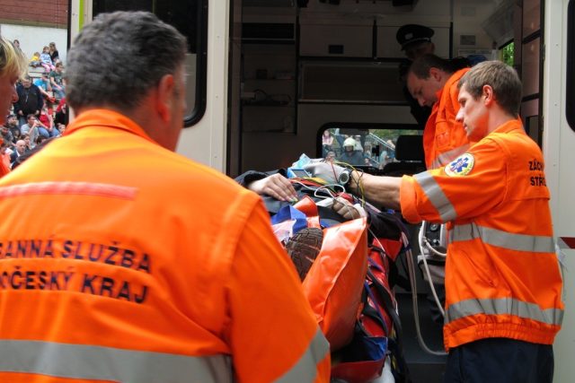 Záchranáři přepravují zraněnou osobu do sanitky | foto: Michal Trnka