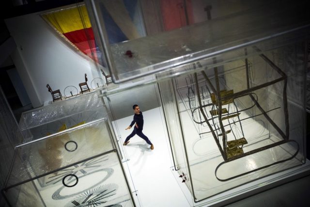 Pohled do expozice Nevěsta a staří mládenci: Duchamp s Cagem,  Cunninghamem,  Rauschenbergem a Johnsem | foto:  © Felix Clay 2013. Courtessy of Barbican Art Gallery
