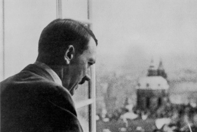 1939,  Adolf Hitler shlíží z okna Pražského hradu | foto:  Archiv ČRo