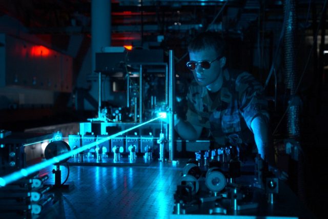 Fotony emitované v laseru - ilustrační foto | foto: U.S. Air Force