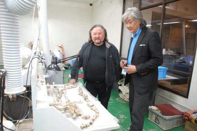 Ředitel paleontologické laboratoře Tsogtbaatar je sympatický padesátník s mongolsky netypickou bradkou a delšími vlasy | foto: Jaromír Marek,  Český rozhlas