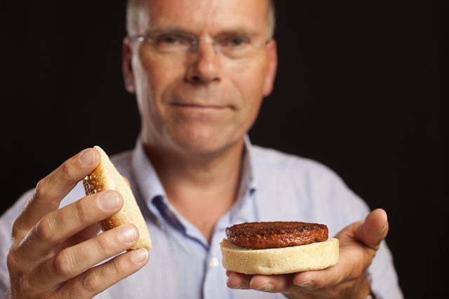 Profesor Mark Post s hamburgrem z umělého masa | foto:  Maastricht University,   Cultured Beef,  David Parry