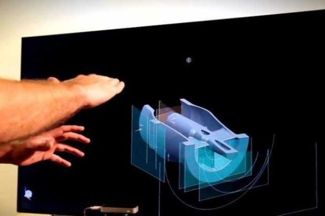 Elon Musk natočil video,  na němž upravuje motor rakety pomocí ručních gest v prostoru,  bez dotyku klávesnice,  myši nebo displeje | foto:  Space X