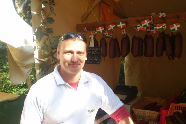 Maďarský řeznický mistr László Kósa kombinuje šedé hovězí s kachním masem a chce to prodávat jako květiny | foto: Gregor Martin Papucsek