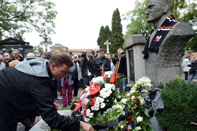 Bývalý hráč Slavie Vladimír Šmicer klade květiny k hrobu Josefa Bicana  | foto: ČTK