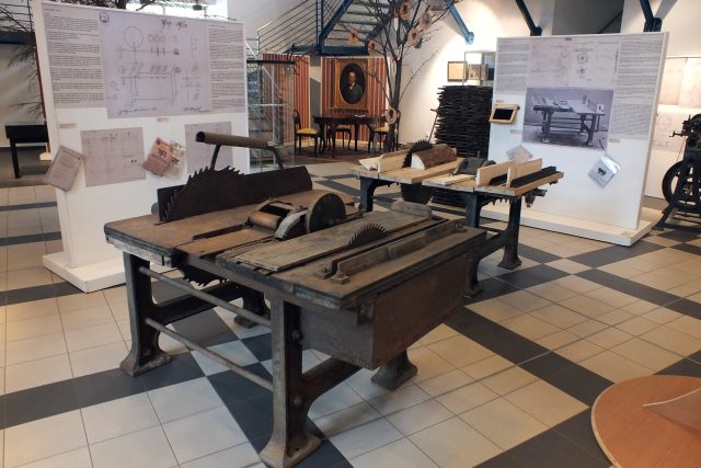 Nejběžnější byla ruční výroba šindele | foto: Rudolf Šimek,  Podbrdské muzeum