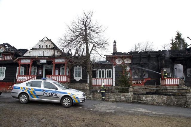 Rozsáhlý požár poničil chatu Libušín na Pustevnách,  škody šplhají do desítek miliónů | foto:  Valašské muzeum v přírodě