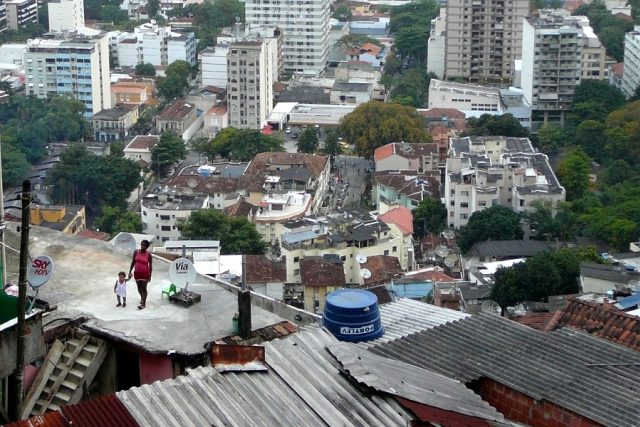 Chudí ve favelách v Riu de Janeiro bydlí vysoko nad těmi bohatými | foto: David Koubek,  Český rozhlas