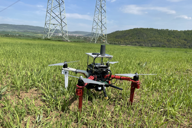 Autonomní drony by teoreticky mohly najít využití i při skenování poškozeného elektrického vedení po přírodních katastrofách | foto: Ondřej Vaňura,  Český rozhlas