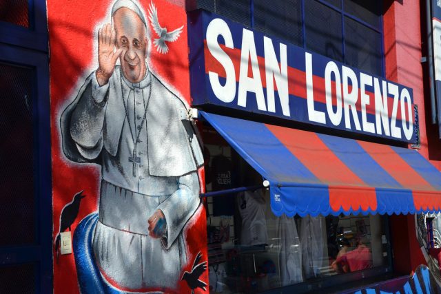 Malba na zdi sídla klubu San Lorenzo jasně naznačuje,  kdo je nejslavnějším fanouškem | foto: David Koubek,  Český rozhlas