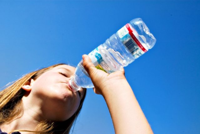 Při nedostatku vody v organismu,  tj. dehydrataci,  musíme dát člověku napít,  doplnit vodu,  zavodnit,  „zahydrovat“. | foto: Fotobanka stock.xchng