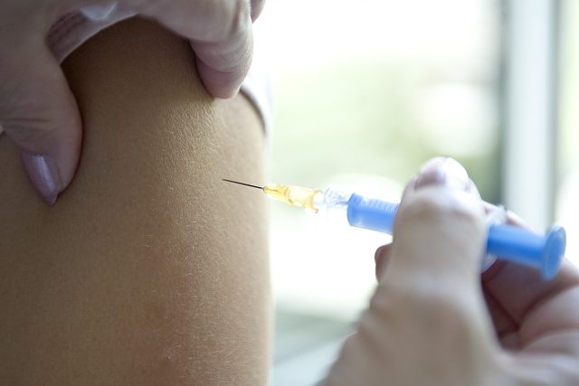 Očkování,  vakcína,  lék,  doktor,  injekce,  sříkačka | foto: Filip Jandourek,  Český rozhlas