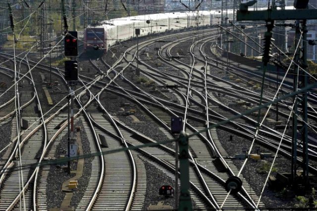 Na německé koleje se vrátí vlaky,  stávka strojvůdců skončila | foto: Reuters